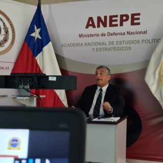 Académico de la ANEPE dictó conferencia en Ecuador