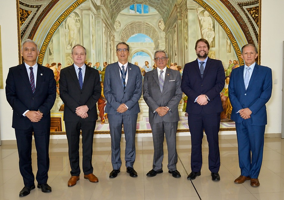 Académico de la ANEPE expone en seminario internacional en Ecuador y se abren vías de colaboración