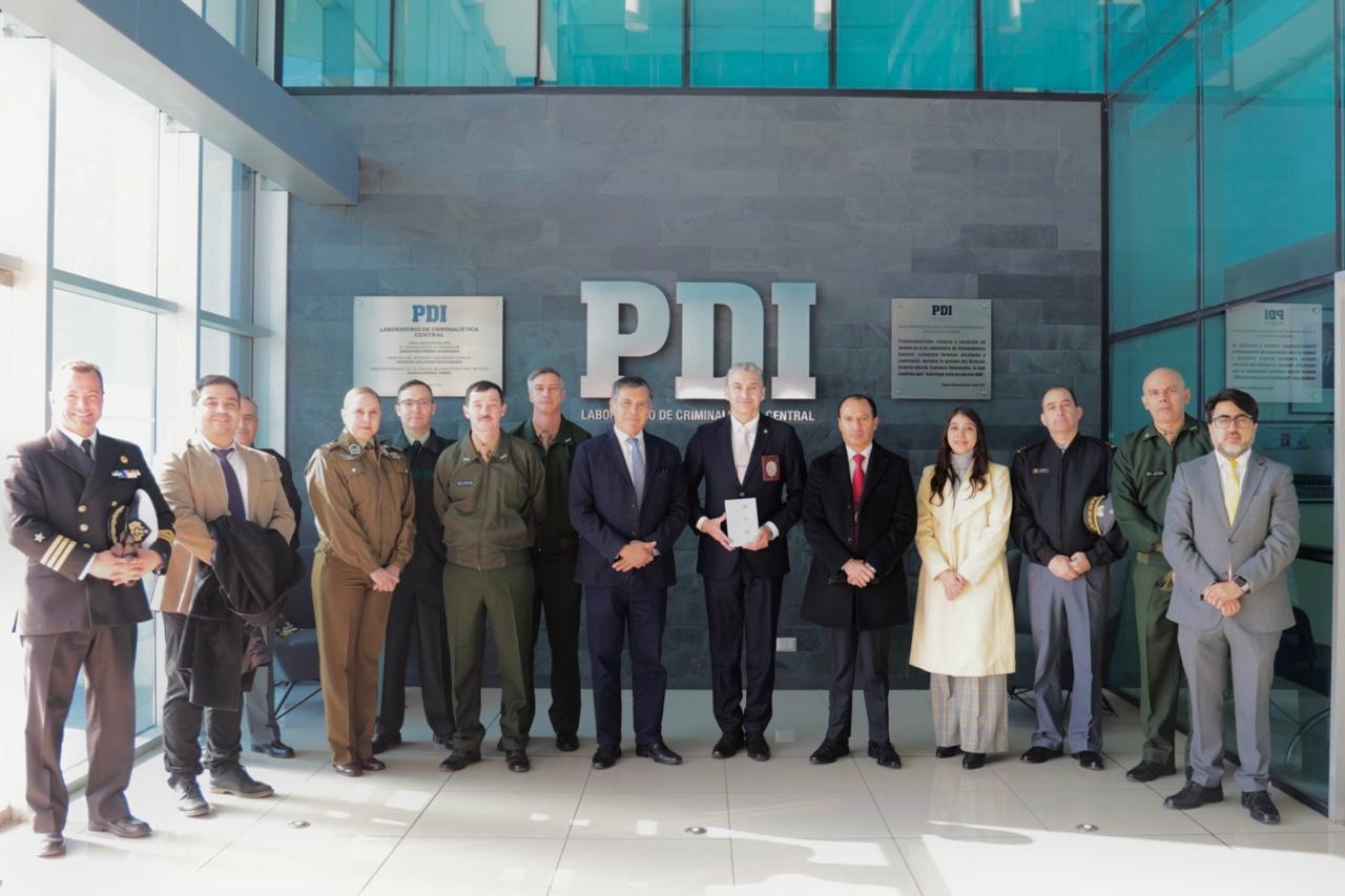 Alumnos del Diplomado en Conducción Política Estratégica y Defensa realizaron visita profesional a la PDI
